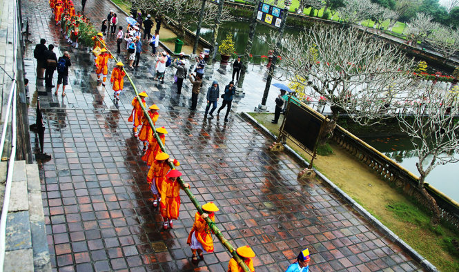 Đoàn rước bắt đầu từ cửa Hiển Nhơn, băng qua điện Thái Hoà rồi đến Hiển Lâm các để tiến hành nghi lễ - Ảnh: Tuấn Anh - Quốc Nhật