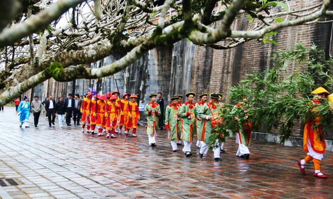 Đoàn rước bắt đầu từ cửa Hiển Nhơn, băng qua điện Thái Hoà rồi đến Hiển Lâm các để tiến hành nghi lễ - Ảnh: Tuấn Anh - Quốc Nhật