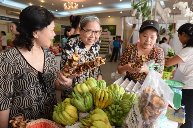 Khách hàng chọn mua nấm hương, đặc sản của Sa Pa, tại Ngày hội nông đặc sản và hoa kiểng - Ảnh: D.Phan