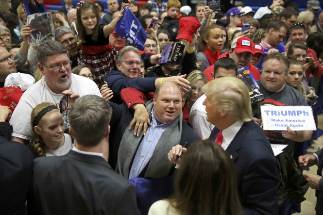 Tỷ phú Donald Trump trong vòng vây của người hâm mộ ở Council Bluffs, Iowa - Ảnh: Reuters