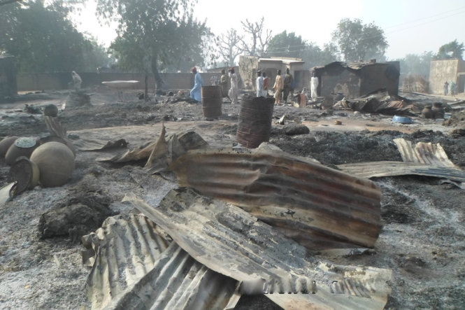 Hiện trường các ngôi nhà cháy đen sau vụ tấn công của Boko Haram vào ngôi làng Dalori của Nigeria - Ảnh: AP