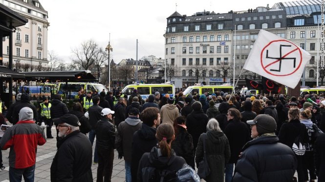 Người dân Stockholm biểu tình phản đối nhóm cực đoan chống người tị nạn - Ảnh: CNN