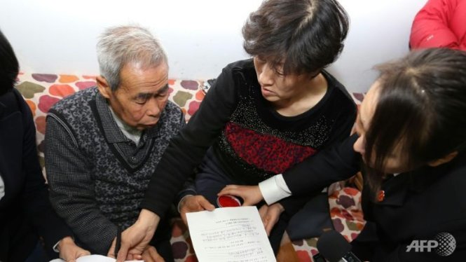 Cha mẹ của Hugjiltu nhận lại phán quyết vô tội của tòa án dành cho con trai họ Ảnh: AFP