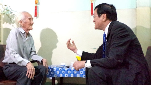 Chủ tịch nước Trương Tấn Sang đến nhà chúc Tết NSND Viễn Châu tháng 1-2014. Ảnh tư liệu Tuổi Trẻ.