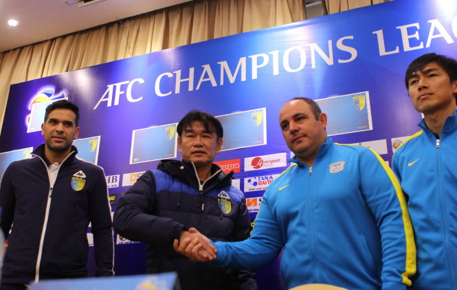 HLV Phan Thanh Hùng (thứ hai từ trái sang) trong buổi họp báo trước trận đấu - Ảnh: Tùng Lê