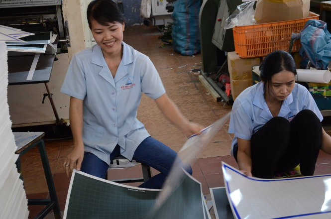 Chị Nguyễn Thanh Dung (trái) và đồng nghiệp kiểm hàng tại phân xưởng thành phẩm - Ảnh: Vũ Thủy