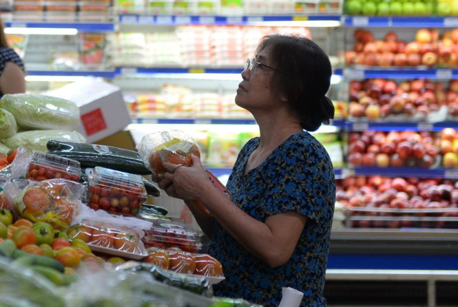 Người dân chọn mua trái cây tại một siêu thị ở Q.Phú Nhuận, TP.HCM - Ảnh: Hữu Khoa