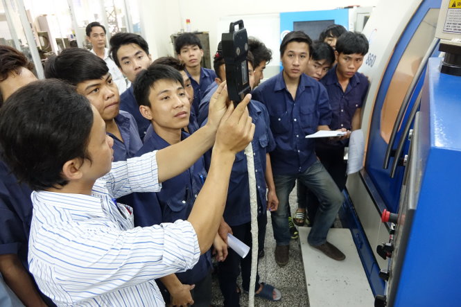 Sinh viên Trường cao đẳng Nghề TP.HCM trong giờ thực hành tiện trên máy CNC - Ảnh Như Hùng