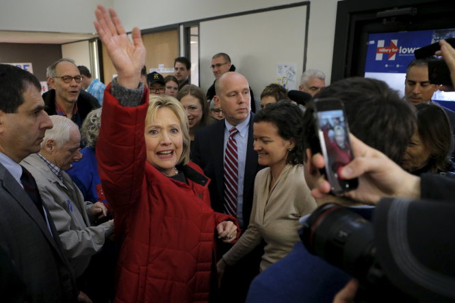 Cựu Ngoại trưởng Hillary Clinton đang chiếm ưu thế sát sao trước đối thủ - Ảnh: Reuters