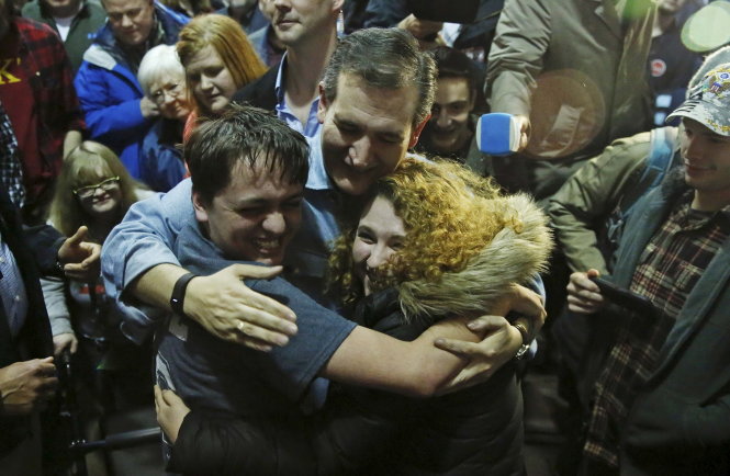 Thượng nghị sĩ Ted Cruz ăn mừng chiến thắng với cử tri Iowa - Ảnh: Reuters