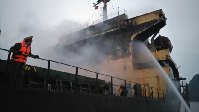 Lực lượng chức năng đang chữa cháy tàu South Star - Ảnh: Vietnam MRCC