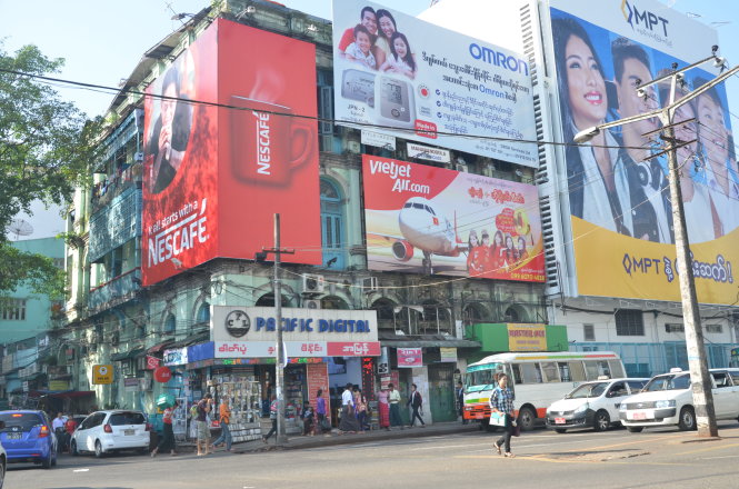 Các thương hiệu nước ngoài xuất hiện trên panô quảng cáo ở cố đô Yangon. Đất nước Myanmar thời kỳ đổi mới được xem là cơ hội làm ăn cho nhiều doanh nghiệp nước ngoài - Ảnh: Q.Trung