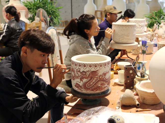 Những thợ gốm trẻ làng Chu Đậu - Ảnh: Thái Lộc