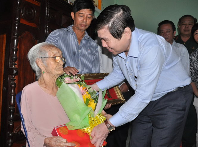 Chủ tịch UBND TP.HCM Nguyễn Thành Phong tặng lụa và khánh mừng thọ cụ Thái Thị Giỏi - Ảnh: Xuân Đặng