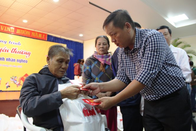 Ông Phan Minh Cương, giám đốc Công ty cổ phần xây dựng Bắc Nam 79, trao quà cho bệnh nhân                             - Ảnh: Phan Thành