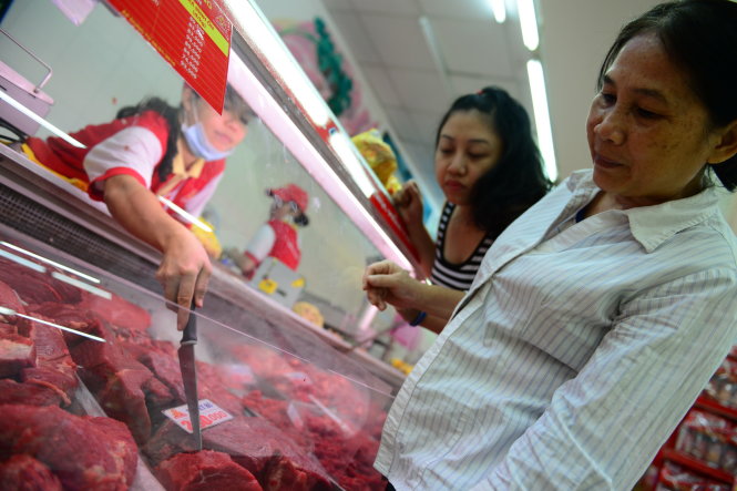 Chọn mua thịt tươi sống ở siêu thị    - Ảnh: Thanh Tùng
