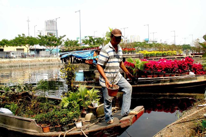 Anh Nguyễn Duy, một thương hồ hơn 20 gắn bó với chợ hoa xuân Bến Bình Đông - Ảnh: Tấn Đức