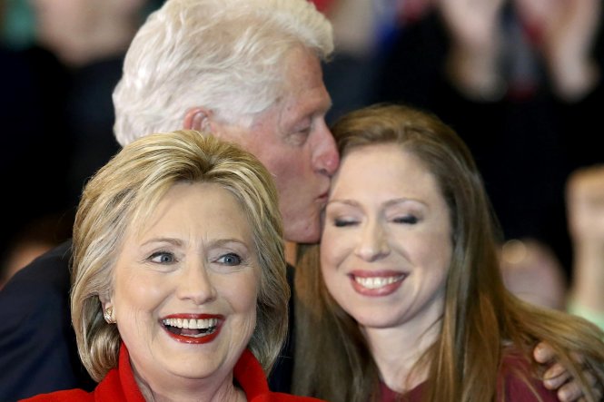 Bà Clinton mừng chiến thắng bên gia đình tối 1-2 ở Iowa - Ảnh: Reuters