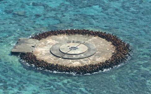 Đảo san hô Okinotorishima được gia cố bằng các khối bê tông - Ảnh: Kyodo