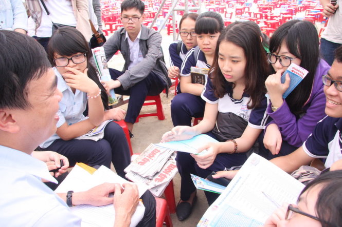 Thí sinh tham dự chương trình tư vấn tuyển sinh - hướng nghiệp năm 2015 do báo Tuổi Trẻ tổ chức. Ảnh: Trần Huỳnh