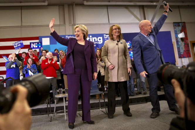 Bà Clinton vận động tranh cử ở Hampton, Iowa - Ảnh: Reuters