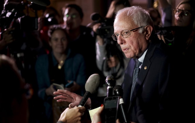 Thượng nghị sĩ Bernie Sanders đối thoại với báo chí ở Keene, New Hampshire  - Ảnh: Reuters