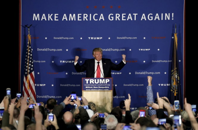 Tỷ phú Donald Trump được người dân Milford, New Hampshire chào đón - Ảnh: Reuters