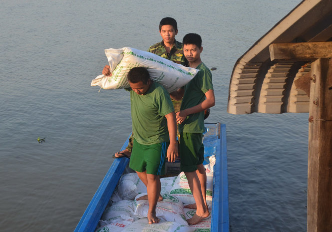 Tang vật 32 bao đường cát nhập lậu bị Đồn BP Vĩnh Nguơn thu giữ - Ảnh: Nguyễn Đức Thắng