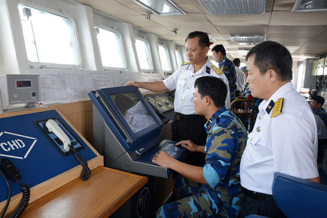 Đại tá Lê Xuân Thủy, Phó tham mưu trưởng Hải quân chỉ đạo xếp đội hình tàu tại Lễ duyệt binh - Ảnh: Trọng Thiết