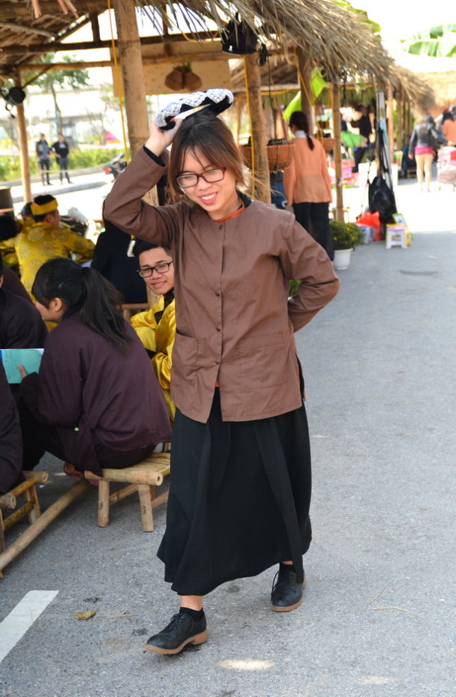 Thiếu nữ ở chợ quê - Ảnh: Phạm Tô Chiêm
