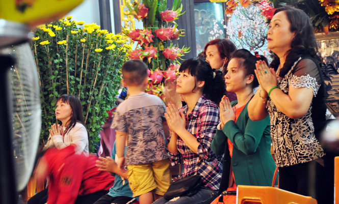 Mùng 1 tết tại Chùa Vĩnh Nghiêm TP.HCM. Viếng lễ Chùa là một trong những nét văn hóa truyền thống người Việt trong những ngày lễ tết - Ảnh: Quang Định
