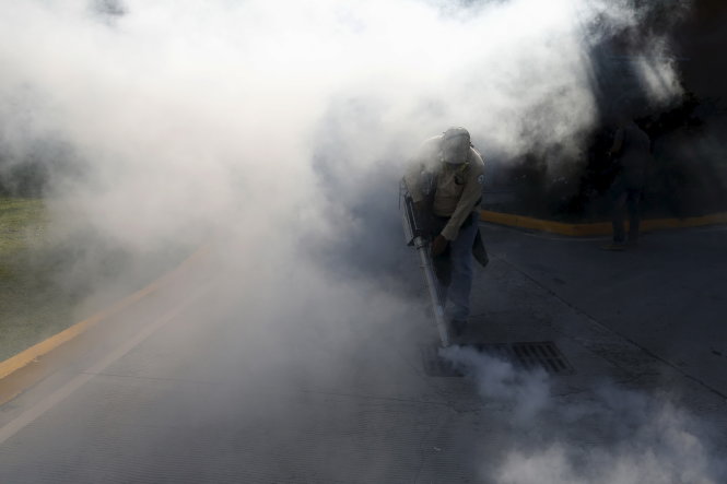 Nhân viên y tế phun thuốc diệt muỗi chống Zika ở Panama ngày 2-2 (Reuters)