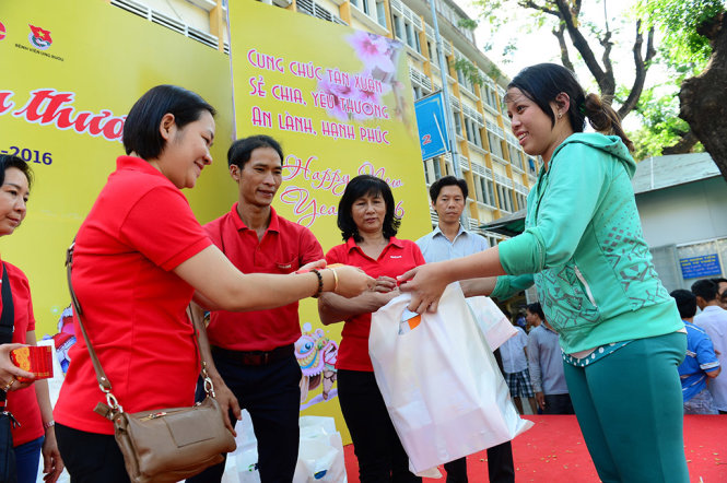 Đại diện báo Tuổi Trẻ tặng quà cho các bệnh nhân và người thân đang điều trị tại bệnh viện Ung Bướu TP.HCM trong chương trình Xuân yêu thương chiều 3-2 - Ảnh: Quang Định