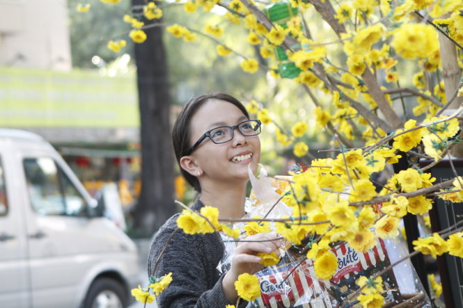Cô sinh viên Văn Hoa Hải Đường đi sắm quà tết sau những ngày học tập, làm thêm vất vả    - Ảnh: Mai Vinh
