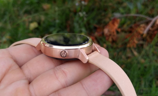 Đồng hồ thông minh (smartwatch) Motorola Moto 360 (2015) vàng hồng - Ảnh: Phong Vân