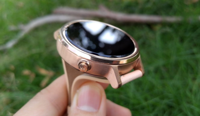 Đồng hồ thông minh (smartwatch) Motorola Moto 360 (2015) vàng hồng - Ảnh: Phong Vân