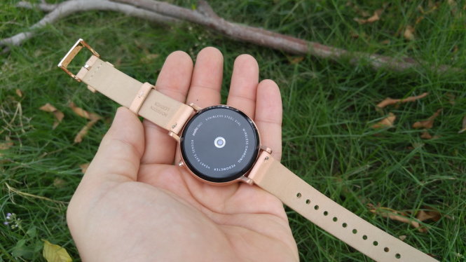Đồng hồ thông minh (smartwatch) Motorola Moto 360 (2015) vàng hồng phiên bản dây da - Ảnh: Phong Vân