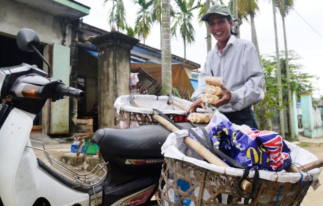 Ông Minh, một tiểu thương cho biết một ngày ông có thể lấy hơn 500 bịch bánh in để bỏ mối và bán ở TP Đà Nẵng