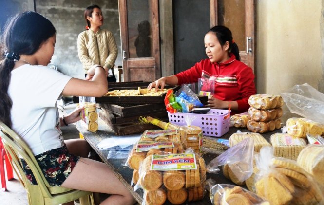 Gói bánh. Bình quân một ngày, các cơ sở ở làng bánh in An Lạc có thể sản xuất hơn 1.000 bịch bánh in