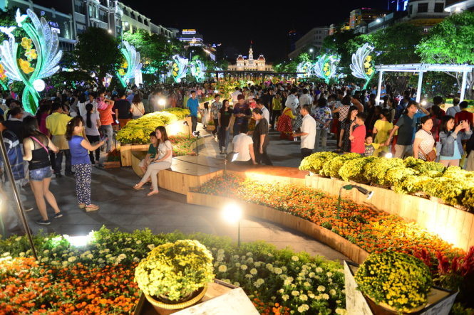 Đông đảo người dân tham quan đường hoa Nguyễn Huệ