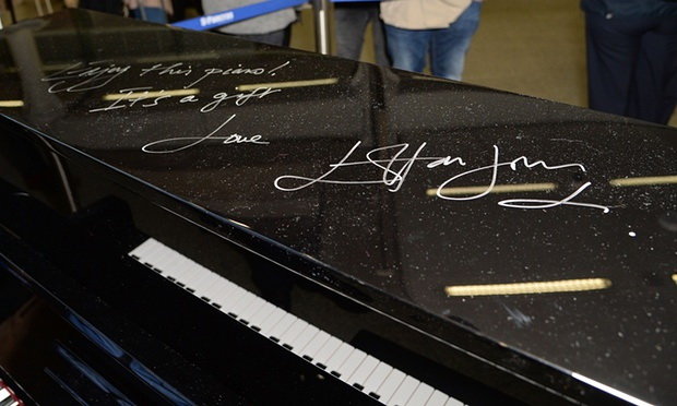 Dòng đề tặng của Sir Elton John lên cây đàn dành cho ga xe lửa - Ảnh: Shutterstock