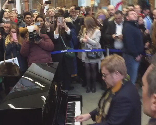Sir Elton John chơi piano tại ga xe lửa St Pancras International - Ảnh:  Guardian