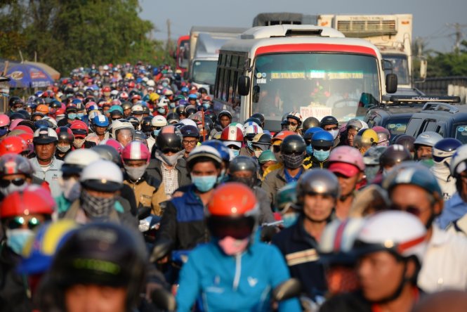 Xe kẹt cứng trên quốc lộ 1A đoạn qua tỉnh Tiền Giang- Ảnh: Hữu Khoa