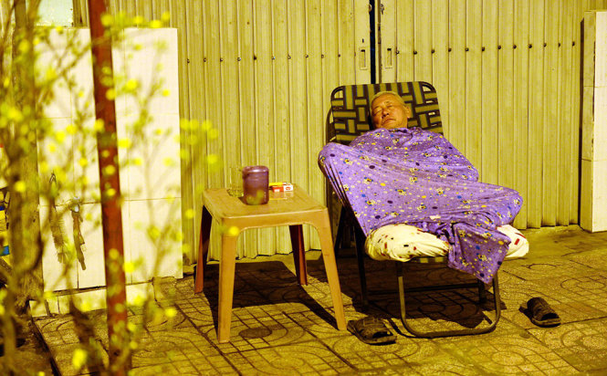 Một cụ già bán mai ngủ ngon lành trên đường Phạm Văn Đồng, phường Hiệp Bình Chánh, Q. Thủ Đức, TP.HCM.