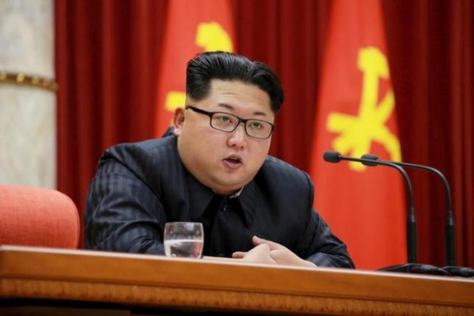 Lãnh đạo CHDCND Triều Tiên Kim Jong un trong cuộc họp tuyên dương những cá nhân có liên quan đến cuộc thử bom nhiệt hạch hồi tháng 1-2016 - Ảnh:Reuters