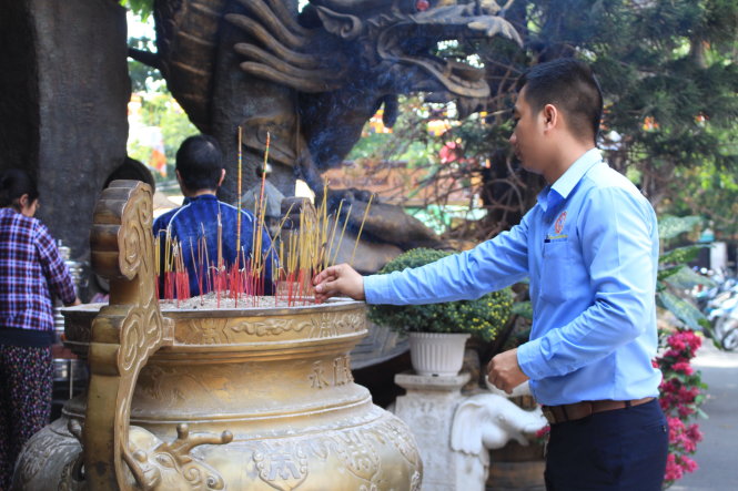 Anh Lê Đinh Luân (Phú Yên) lễ Chùa cầu bằng ăn trước khi về quê ăn Tết trưa 26 Tết - Ảnh: Diệu Nguyễn