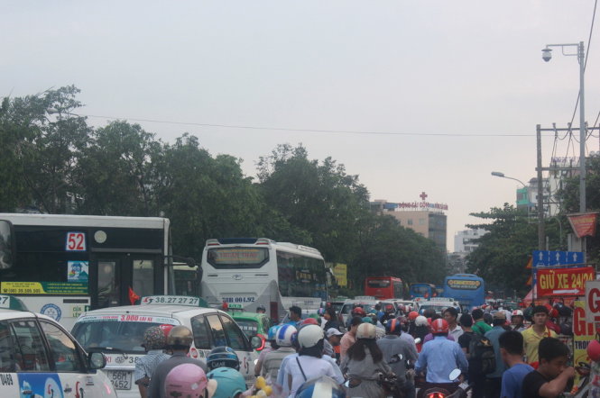 Hàng ngàn xe chen nhau trên đường Đinh Bộ Lĩnh, Q.Bình Thạnh - Ảnh Đức Phú