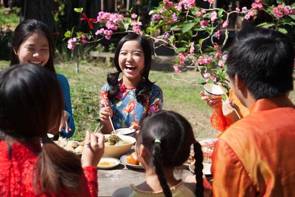 Bảo Nghi trong MV Quê hương mùa xuân