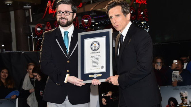 Ben Stiller nhận giấy chứng nhận kỷ lục thế giới - Ảnh: Getty Images