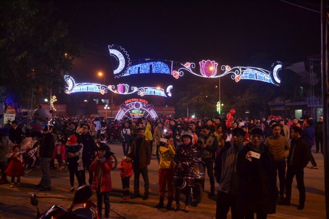 Người dân đón chào năm mới - Ảnh: Hồng Thảo